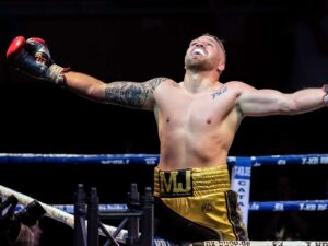 30171077-mario-jassmann-mit-ausgebreiteten-armen-2aPOZKdPmHe9